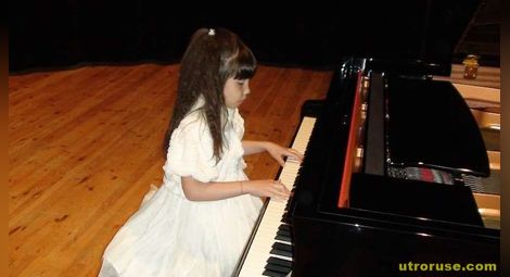 8-годишна пианистка спечели две първи награди в Чехия